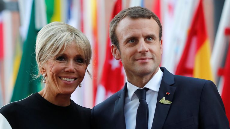 Francouzský prezident Emmanuel Macron a první dáma Francie Brigitte Macron jsou vidět na summitu G20 v Hamburku v Německu 7. července 2017. Reuters/Wolfgang Rattay