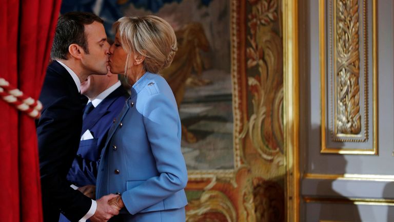   Francouzský prezident Emmanuel Macron políbí svou manželku Brigitte Trogneux během obřadu předávání v Paříži, 14. května 2017. Reuters/Philippe Wojazer