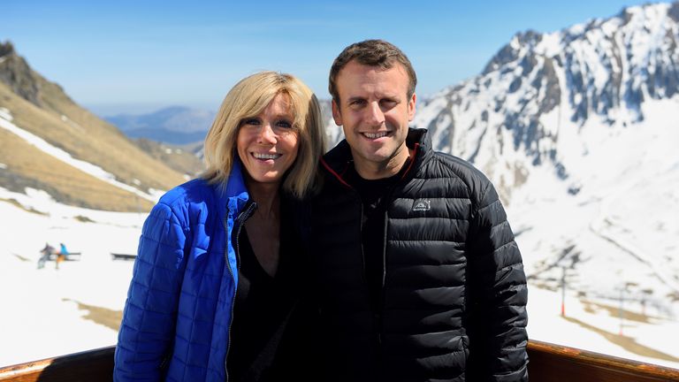 Emmanuel Macron, vedoucí politického hnutí en Marche! (Dále!) A kandidát na prezidentské volby v roce 2017 a jeho manželka Brigitte Trogneux představují během obědové přestávky v rámci návštěvy kampaně v Bagneres de Bigorre, v Pyrenees Mountain, Francie, 12. dubna 2017. Obrázek pořízený 12. dubna 2017. Reuters/Eric Feferberg/Pool/Pool/Eric Feferberg/Pool/Eric Feferberg/Pool/Eric Feferberg/Pool/Eric