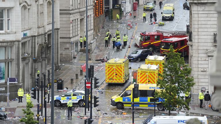 Policie a pohotovostní personál, který se zabýval incidentem poblíž budovy jater v Liverpoolu během přehlídky vítězů Premier League. Datum obrázku: pondělí 26. května 2025.