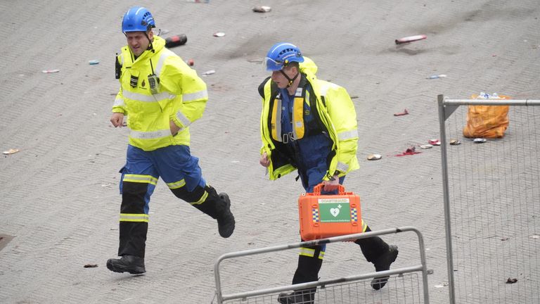 Policie a pohotovostní pracovníci, kteří se zabývali nehodou silničního provozu na Water Street poblíž budovy jater v Liverpoolu poté, co se auto během přehlídky vítězů Premier League srazilo s chodci. Muž byl zadržen. Datum obrázku: pondělí 26. května 2025.
