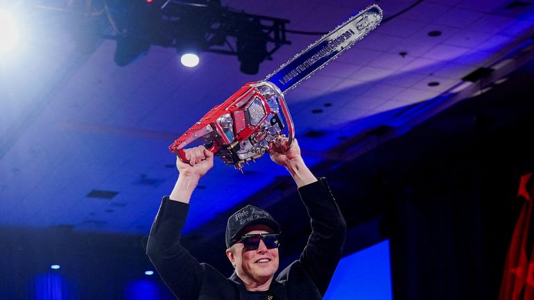 Fotografie souboru: Elon Musk drží na pódiu řetězová pila na pódiu, když se účastní konference Konzervativní politické akce (CPAC) v National Harbor, Maryland, USA, 20. února 2025. Reuters/Nathan Howard TPX obrázky dne/souboru fotografie