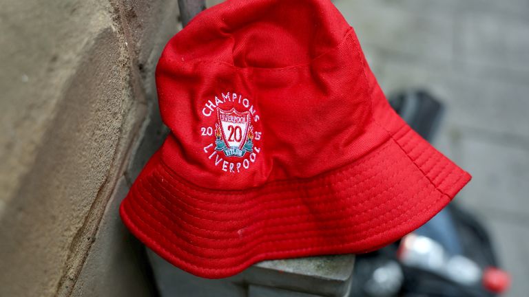 Klobouk Liverpool Football Club je ponechán poblíž scény v důsledku incidentu, kdy auto oralo do davu fanoušků Liverpoolu během přehlídky, která oslavila fotbalový titul Premier League v centrálním Liverpoolu, 28. května 2025. Reuters/Isabel Infantes 