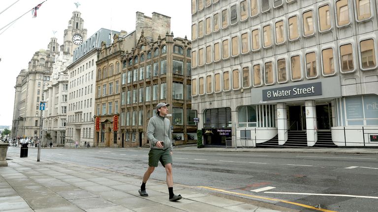 Pohled na vodní ulici poté, co byl vyčištěn po incidentu, kdy se auto plulo do davu fanoušků Liverpoolu.  Pic: Reuters