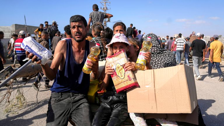 Palestinci s balíčky potravin a humanitární pomoci, které obdrželi od Humanitarian Foundation v Gaze, skupině podporované USA schválené Izraelem, v Rafahu.  Pic: Ap