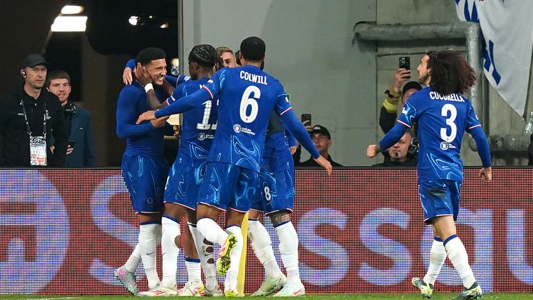 Chelsea's Jadon Sancho (vlevo) slaví během závěrečného zápasu UEFA Conference League v Tarczynski Arena Wroclaw v Polsku třetí gól hry své strany. Datum obrázku: Středa 28. května 2025.