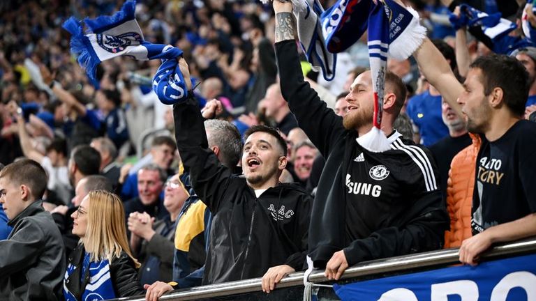 Fanoušci Chelsea ukazují svou podporu během zápasu. Pic: Pa.