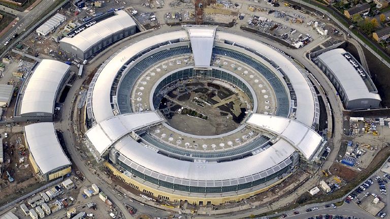 Povinný kredit: Fotografie Shutterstock (402789a) Nová budova GCHQ známá jako obří kobliha nová GCHQ (vládní komunikace) na A40 mimo Cheltenham, Británie - 2003
