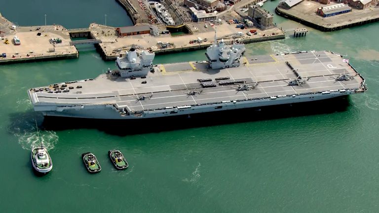HMS Prince of Wales začíná osmiměsíční nasazení z Portsmouthu