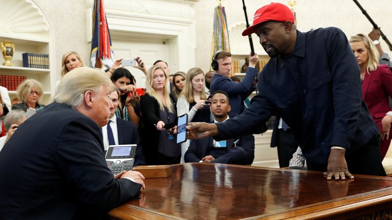 Rapper Kanye West ukazuje prezidentovi Donaldovi Trumpovi obrázek na svém mobilním telefonu o tom, co popsal jako vodík poháněný letadlem, který by měl nahradit Air Force One během setkání v oválné kanceláři v Bílém domě ve Washingtonu, USA, 11. října 2018. Reuters/Kevin Lamarque.