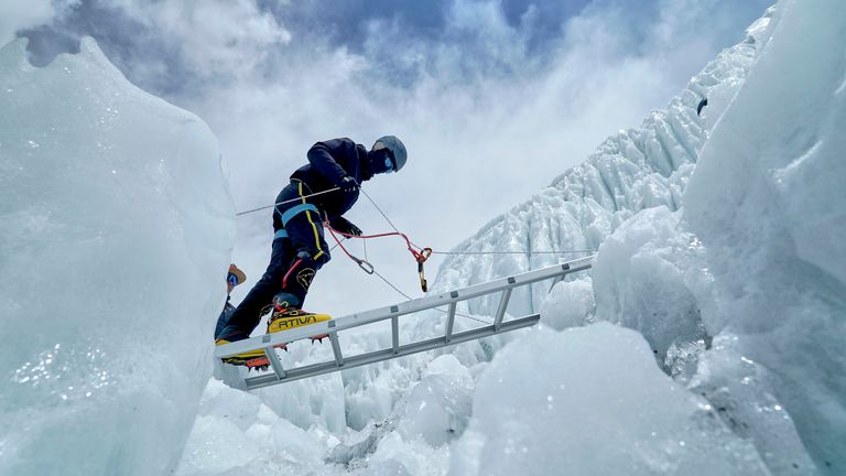 Horolezec se účastní tréninku v Khumbu Icefall, než začne stoupat na vrchol Mount Everest v Nepálu, 27. dubna 2025. (AP Photo/Pasang Rinzee Sherpa)