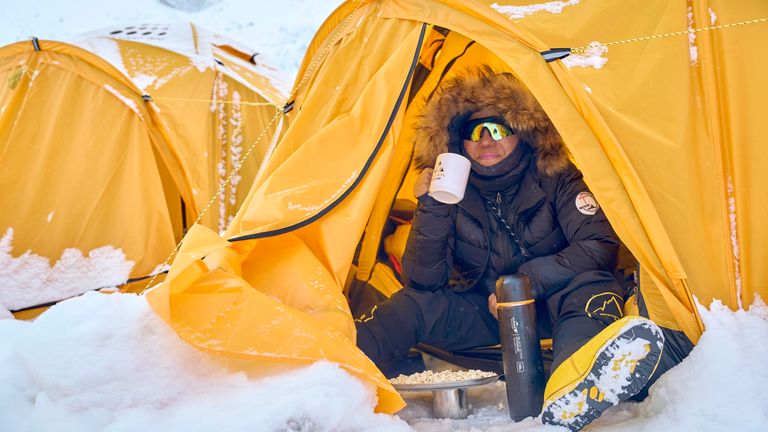 Horolezec spočívá brzy ráno uvnitř stanu v základním táboře Everest v Nepálu, pátek 2. května 2025. (AP Photo/Pasang Rinzee Sherpa)