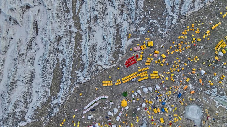 Letecký pohled ukazuje základní tábor Everest na cestě na vrchol Mount Everestu v Nepálu, 26. dubna 2025. (AP Photo/Pasang Rinzee Sherpa)