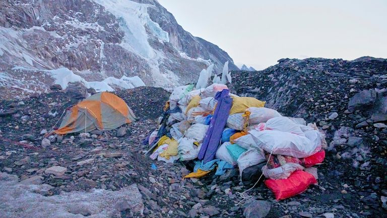Odpadky jsou nashromážděny v středisku sběru odpadu v základním táboře Everest v Nepálu, 12. května 2025. (AP Photo/Pasang Rinzee Sherpa)