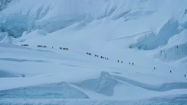 Horolezci stoupají do tábora 2 na jejich cestě na vrchol Mount Everest v Nepálu, 1. května 2025. (AP Photo/Pasang Rinzee Sherpa)