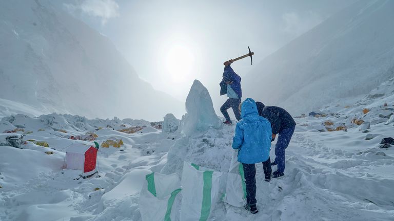 Člen kuchyňské posádky expedice na vrchol Mount Everest sbírá led pro pitnou vodu v táboře 1, Nepál, 2. května 2025. (AP Photo/Pasang Rinzee Sherpa)