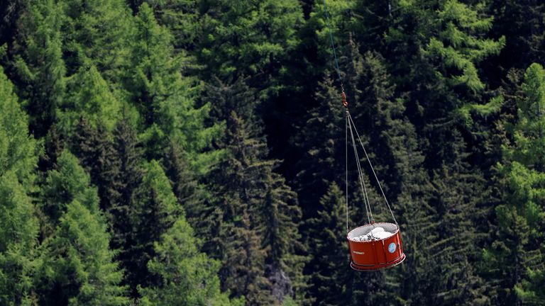 Ovce jsou přenášeny vrtulníkem poblíž Blatten, Švýcarsko 29. května 2025. Reuters/Stefan Wermuth