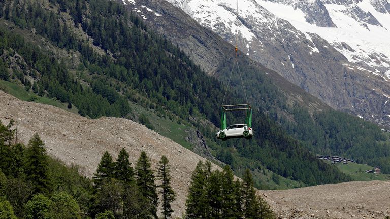 Auto je přepravováno vrtulníkem poblíž Blatten ve Švýcarsku 29. května 2025. Reuters/Stefan Wermuth    