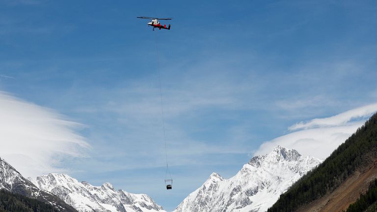 Auto je převezeno do bezpečí vrtulníkem.  Pic: Reuters/Stefan Wermuth