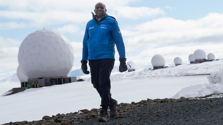 Ministr zahraničí David Lammy v Svalsatu, satelitní pozemní stanici, která monitoruje klima, na Plataberget poblíž Longyearbyen v Svalbardu, během jeho návštěvy v Norsku. Obrázek Datum: Čtvrtek 29. května 2025. Foto kredit by si měl přečíst: Stefan Rousseau/PA Wire