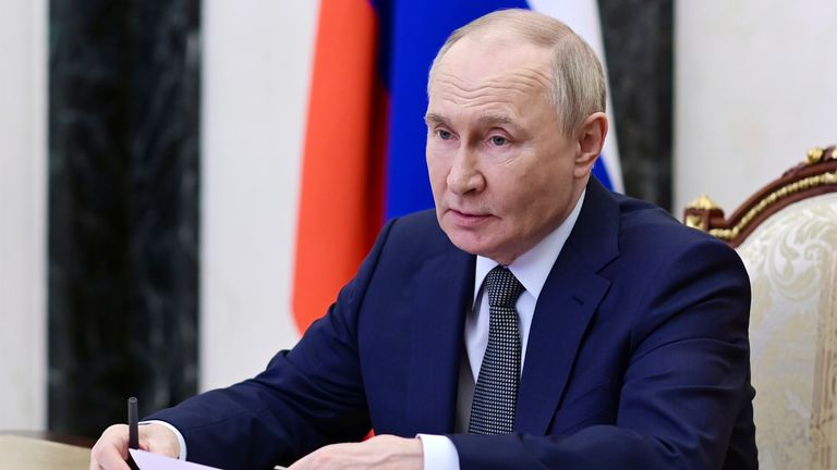 Vladimir Putin předsedá zasedání Rady bezpečnosti v Kremlu. Pic: Ap