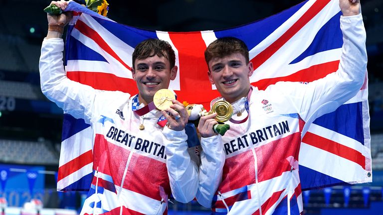 (LR) Tom Daley a Matty Lee oslavují vítězství zlata v pánském synchronizovaném finále 10m platformy na olympijských hrách v Tokiu 2020. Pic: Pa