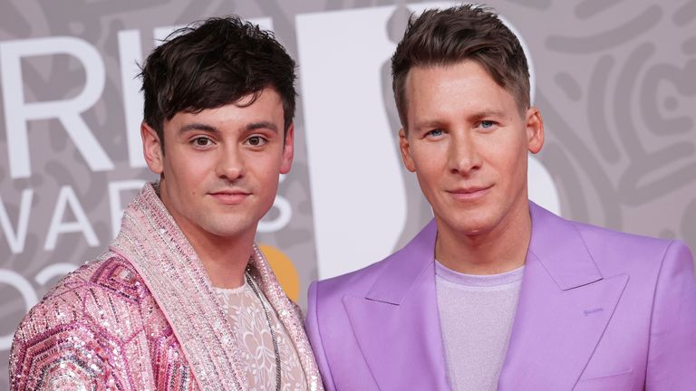 Tom Daley a jeho manžel Dustin Lance Black na Brit Awards 2023. Obrázek: AP
