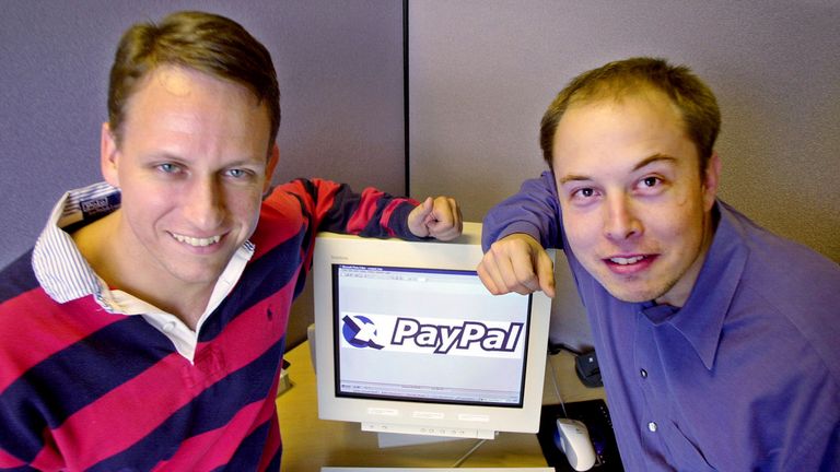 Soubor - generální ředitel Paypal Peter Thiel, vlevo a zakladatel Elon Musk, vpravo, představují s logem PayPal v ústředí společnosti v Palo Alto v Kalifornii, 20. října 2000. Musk může chtít poslat „tweet“ zpět ptákům, ale všudypřítomné termíny pro zveřejnění na místě, které nyní vyvolává X, je zde alespoň pobyt. Pro jednoho je slovo stále omítnuto na celém webu dříve známém jako Twitter. Napište příspěvek, stále musíte stisknout modré tlačítko, které říká „tweet“, abyste jej zveřejnili. Repo