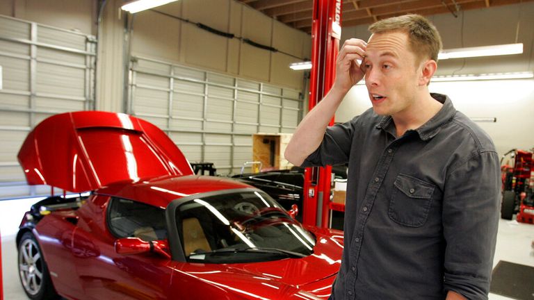 Soubor-v této fotografii z 9. prosince 2008, generální ředitel Tesla Elon Musk stojí před sportovním vozem Tesla v showroomu Tesla v parku Menlo v Kalifornii. Soudce umožňuje pokračovat v soudním řízení zakladatelem Tesla Motors, který obviňuje elektrické automobilové výrobce a jeho generálního ředitele Libela, porážka a několik dalších zájmu. Martin Eberhard tvrdí, že Musk ho nespravedlivě obviňoval z dobře zdokumentovaných finančních trápení Tesly v rozhovorech s médii a v příspěvcích na blogech společnosti. (AP Photo/Paul Sakuma, soubor)