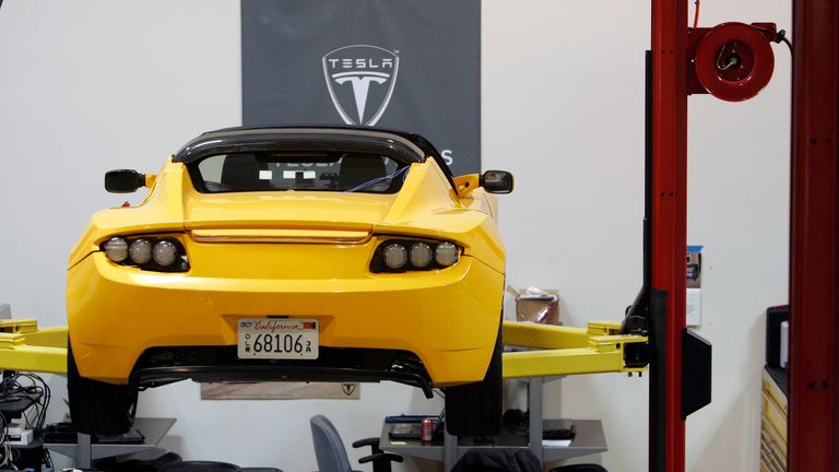 Roadster Tesla je zobrazen v Tesla Motors v San Carlos v Kalifornii 30. června 2008. Elon Musk, generální ředitel a hlavní investor za Tesla Motors Inc, někdy posmíval americkým automobilům a maloval svou rodící se společností, protože by všechno Detroit chtěl být, pokud by to mohlo začít znovu: chladnější, zelenější a obsluhující v mnohem lepší sousedství. Obrázek pořízený 30. června 2008. Chcete -li odpovídat zvláštní zprávě Tesla/Reuters/Robert Galbraith/Files (Spojené státy - Štítky: Transportní prostředí podnikání)