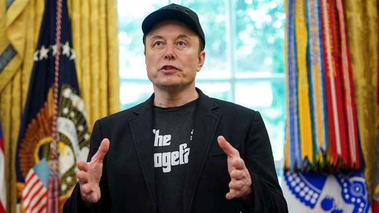 Pan Musk měl na sobě tričko "Dogefather" napsáno. Pic: Reuters