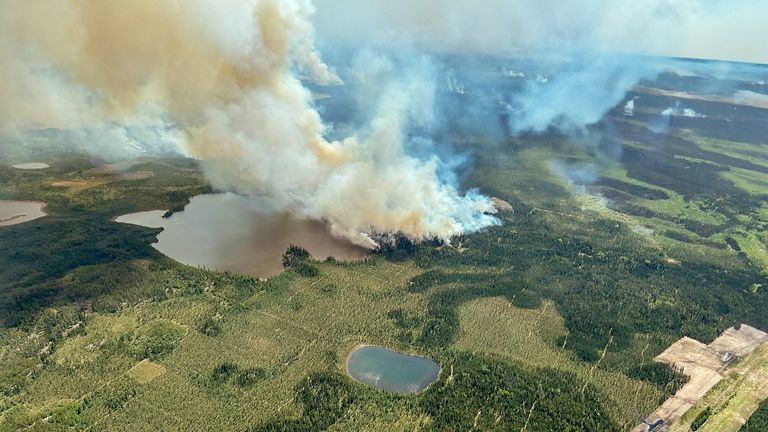 Kouř stoupá z Wildfire LWF090, Caribou Lake Wildfire Pic: Alberta Wildfire/Reuters