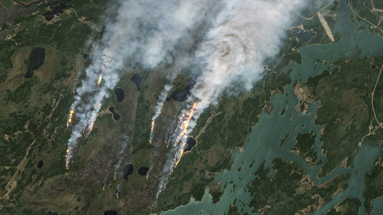 Satelitní obrázek ukazuje, že kouř stoupá z požárů v Manitobě v Kanadě, 27. května 2025. Obrázek: EU Copernicus Sentinel-2/Reuters