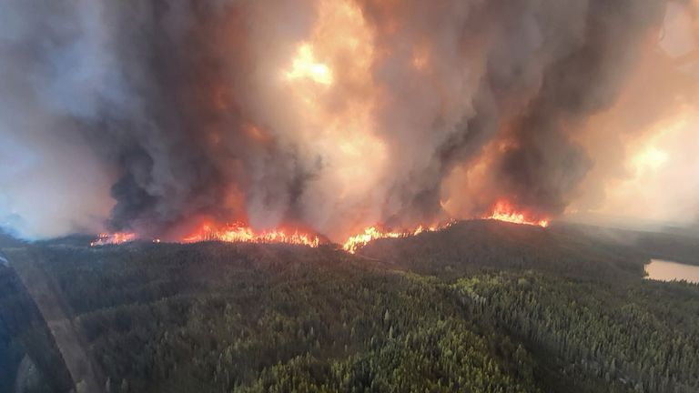 Wildfires v Sherridonu, Manitoba, Kanada. Pic: Ap