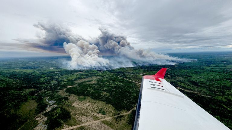 Kouř stoupá z požáru Kiskatinaw River, která vyzývá k evakuaci, deset kilometrů jihozápadně od Kelly Lake.  PIC: BC Wildfire/Reuters