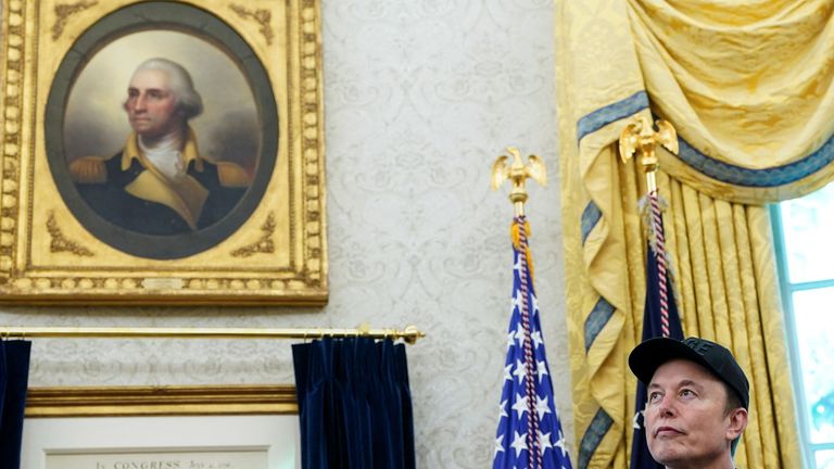 Elon Musk stojí v oválné kanceláři - s více zlatým výzdobou přinesením Donalda Trumpa - 30/05/25. Pic: Reuters