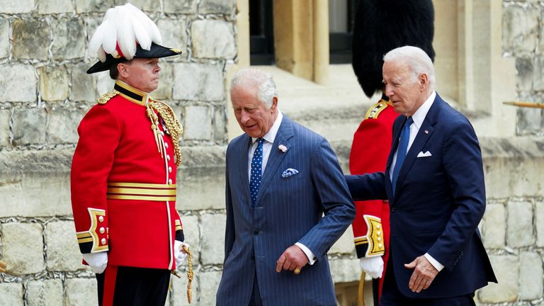 Americký prezident Joe Biden přivítá britský král Charles na hradu Windsor ve Windsoru, Británie, 10. července 2023. Reuters/Kevin Lamarque