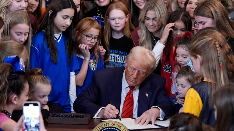 SOUBOR - Prezident Donald Trump podepíše výkonné pořadí, které vykazuje transgender atletky v soutěži o ženské nebo dívčí sportovní akce, ve východní místnosti Bílého domu, 5. února 2025, ve Washingtonu. (AP Photo/Alex Brandon, soubor)
