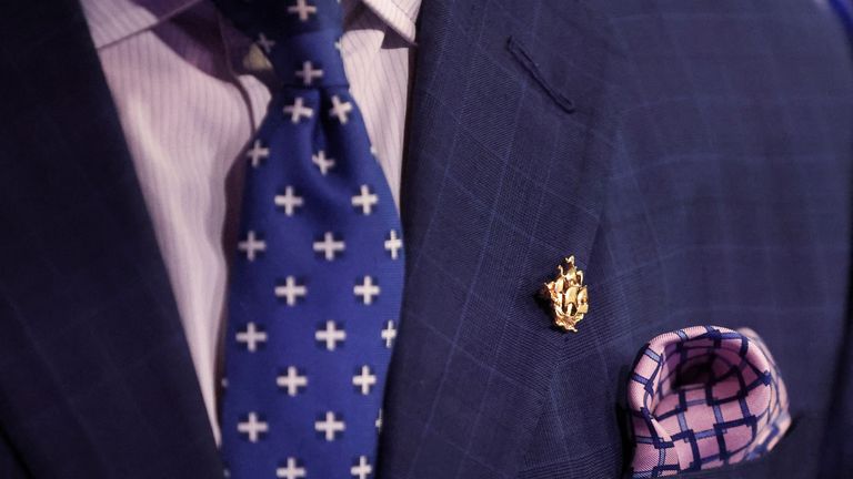 Král Charles sportovní svůj odznak Blue Peter. Pic: Pa