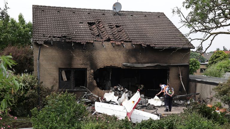 Květen 2025, North Rýn-Westphalia, Korschenbroich: Zbytky havarovaného letadla leží na terase obytné budovy. Alespoň 