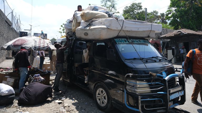 Stuart Ramsay Eyewitness Haiti Turmoil - Rodiny unikají