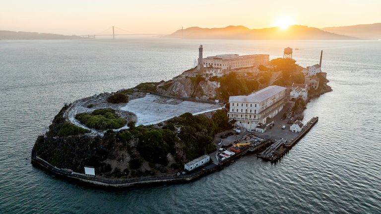 Ostrov Alcatraz je v San Francisco Bay, s mostem Golden Gate nedaleko. Pic: Ap