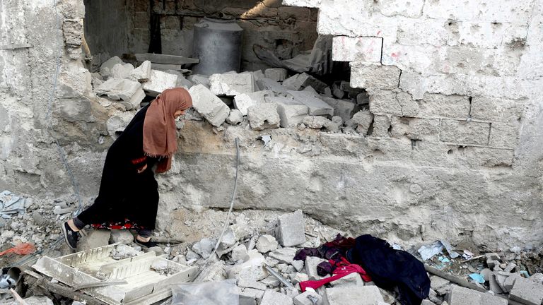 Žena chodí uprostřed trosek na místě izraelské stávky na dům v Jabalii v severním pásmu Gazy.  Pic: Reuters