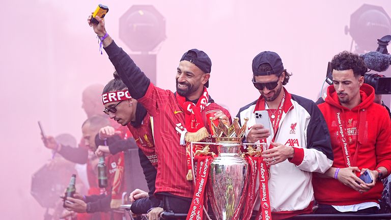 Liverpoolův Mohamed Salah (vlevo) a spoluhráči v týmovém autobusu během vítězů Premier League Parade v Liverpoolu.  Pic: Pa