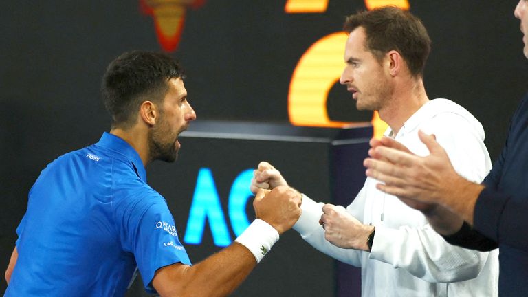 Tenis - Australian Open - Melbourne Park, Melbourne, Austrálie - 22. ledna 2025.Serbia's Novak Djokovic slaví se svým trenérem Andym Murrayem poté