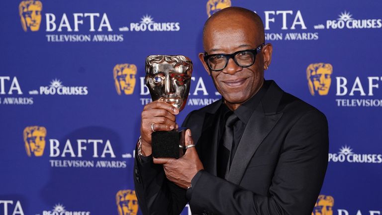 Lennie James v tiskové místnosti poté, co vyhrála cenu vedoucího herce pro „Mr. Loverman“ během televizních cen 2025 BAFTA Awards s P&O Cruises v Royal Festival Hall v Southbank Center v Londýně. Datum obrázku: neděle 11. května 2025.