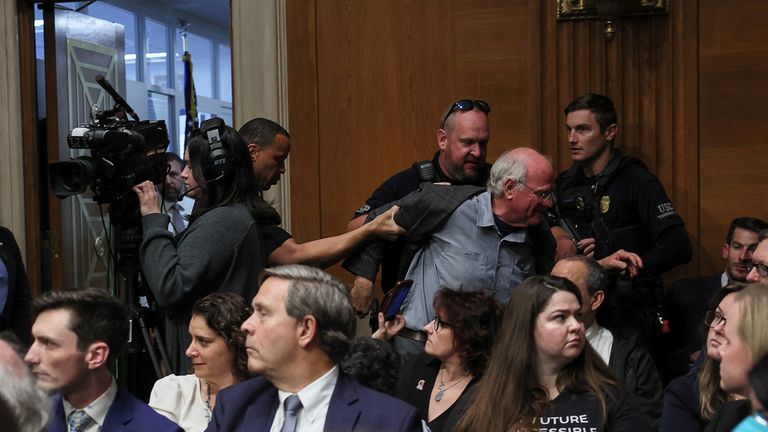 Pan Cohen byl vytažen spolu s řadou dalších protestujících.  Pic: Reuters
