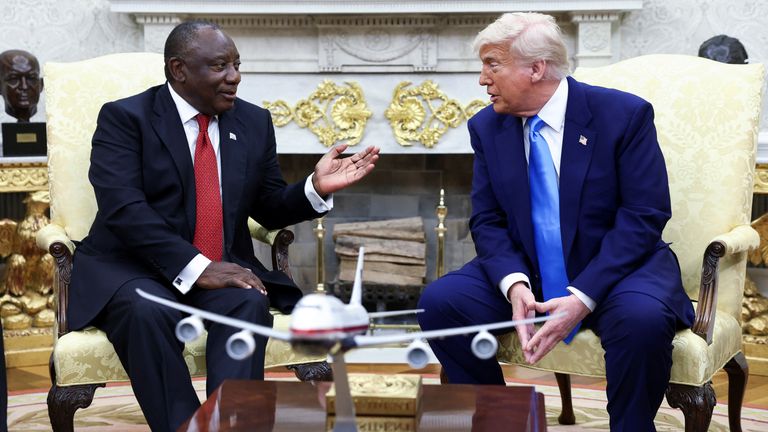 Donald Trump se setká s jihoafrickým prezidentem Cyrilem Ramaphosou v oválné kanceláři Bílého domu ve Washingtonu, DC, USA, 21. května 2025. Reuters/Kevin Lamarque