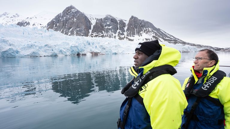Ministr zahraničí David Lammy a Norský ministr zahraničí Barth Eide si během své návštěvy v Norsku Svalbard v Norsku Svalbard na západním pobřeží Spithbergenu dívají na ledovec Blomstrandbreen Blomstrandbreen. Stefan Rousseau/PA Wire