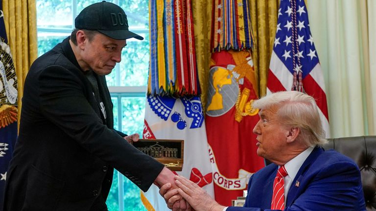 Elon Musk obdrží zlatý klíč od prezidenta USA Donalda Trumpa v oválné kanceláři. Pic: Reuters